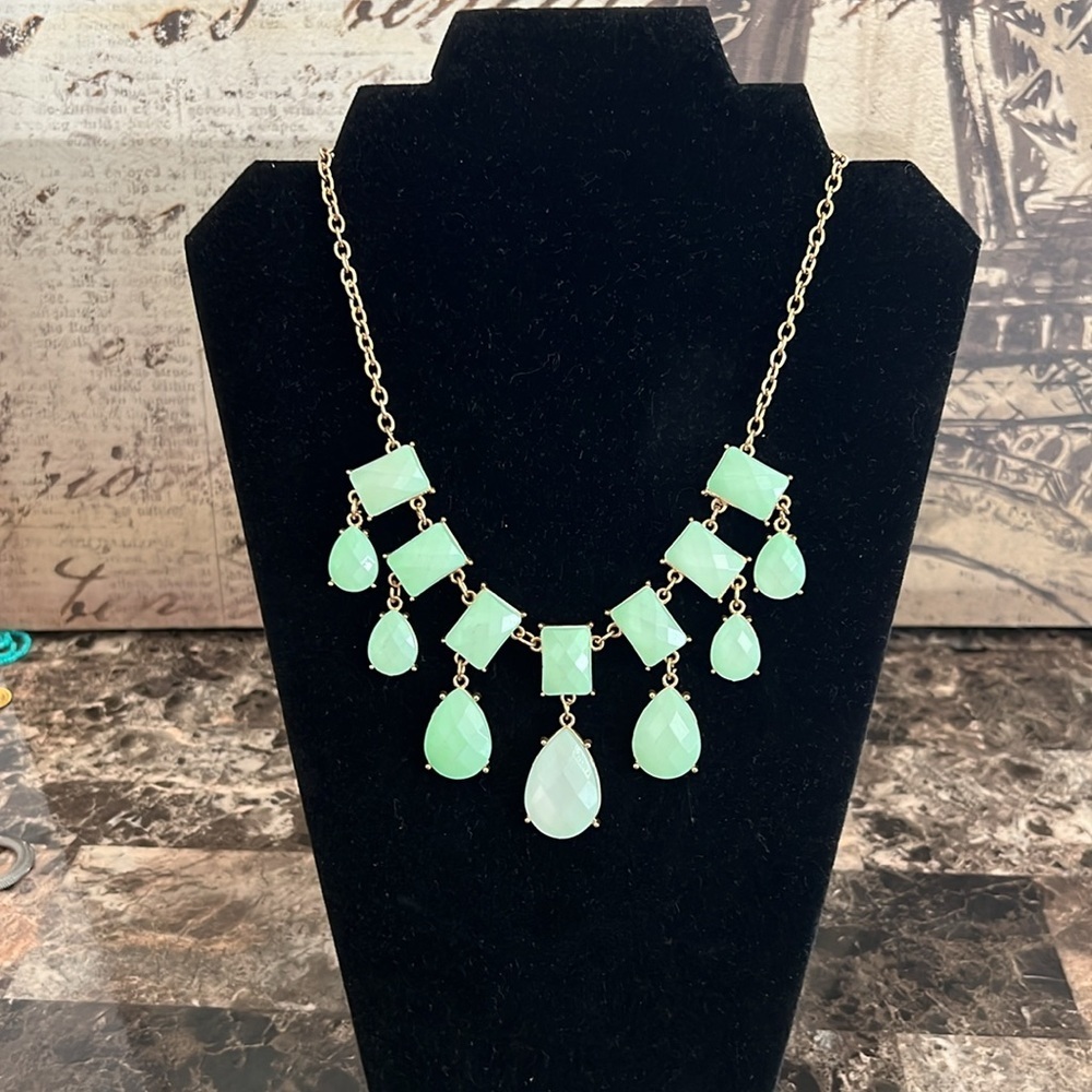 Elegant Green Necklace EUC - Picture 2 of 6